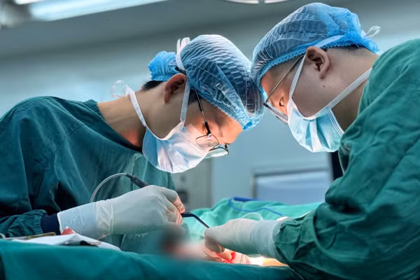 Bác sĩ thực hiện thủ thuật xử trí tình trạng biến chứng cho bệnh nhân. (Ảnh: BVCC)