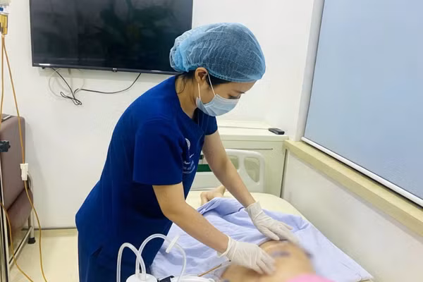 Bệnh nhân bị áp xe, nhiễm trùng muộn sau tiêm chất làm đầy. (Ảnh: BVCC)
