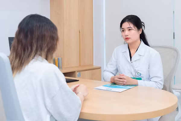 Thạc sĩ Tâm lý lâm sàng Phạm Quỳnh Trang tư vấn cho bạn trẻ. (Ảnh: NVCC)