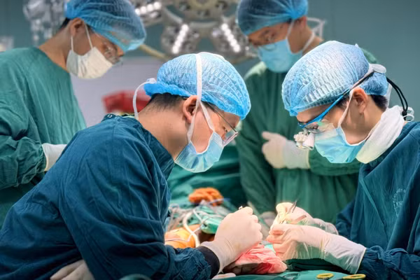 Các bác sĩ tiến hành phẫu thuật cho người bệnh. (Ảnh: BVCC)