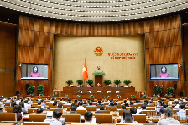 Quốc hội thảo luận tại hội trường về Báo cáo kết quả giám sát việc giải quyết kiến nghị của cử tri gửi đến Kỳ họp thứ 10, Quốc hội khóa XV. (Ảnh: THỦY NGUYÊN)