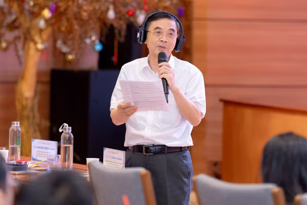 Thầy thuốc Nhân dân, Giáo sư, Tiến sĩ, bác sĩ cao cấp Đồng Khắc Hưng chia sẻ tại hội thảo. (Ảnh: BVCC)