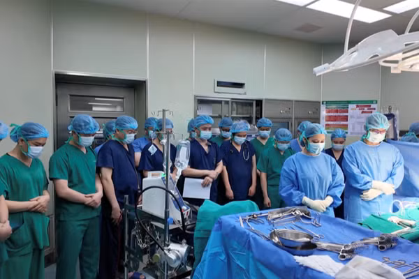 Phút tri ân trước nghĩa cử cao đẹp của anh và gia đình. (Ảnh: BV cung cấp)
