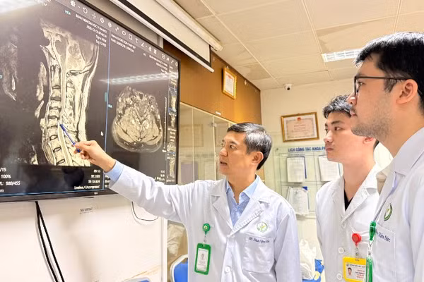 Hình ảnh cộng hưởng từ cho thấy người bệnh bị hẹp ống sống cổ đa tầng (C4-C6).