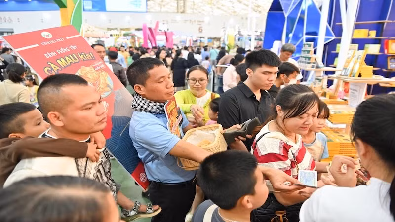 Không khí mua sắm nhộn nhịp tại Hội chợ Mùa Thu 2025.