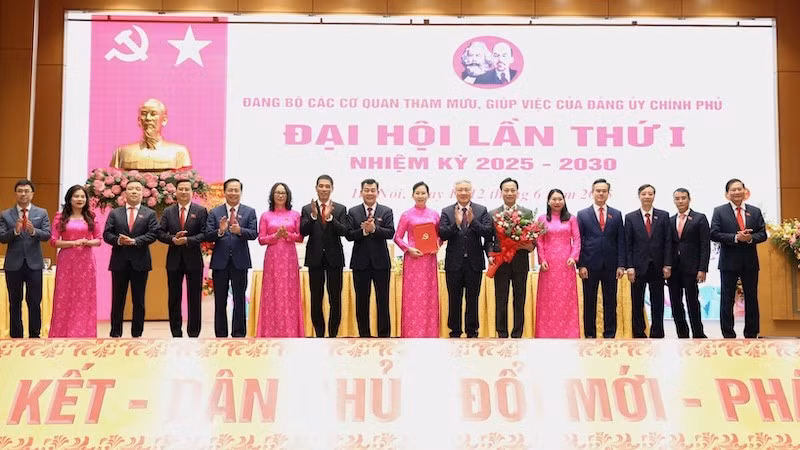 Phó Thủ tướng Thường trực Chính phủ Nguyễn Hòa Bình chụp ảnh lưu niệm cùng các đồng chí trong Ban Chấp hành Đảng bộ các cơ quan tham mưu, giúp việc của Đảng ủy Chính phủ nhiệm kỳ 2025-2030.