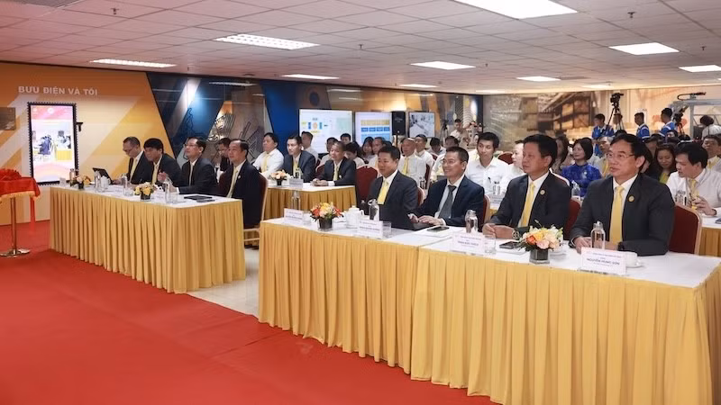 Các đại biểu tham dự buổi lễ.