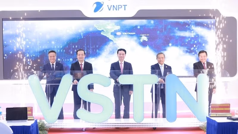 Nhấn nút khai trương tuyến cáp quang đất liền quốc tế VSTN.