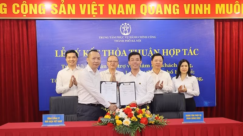 Đại diện Tổng công ty Bưu điện Việt Nam và Trung tâm phục vụ Hành chính công thành phố Hà Nội ký kết thỏa thuận hợp tác.