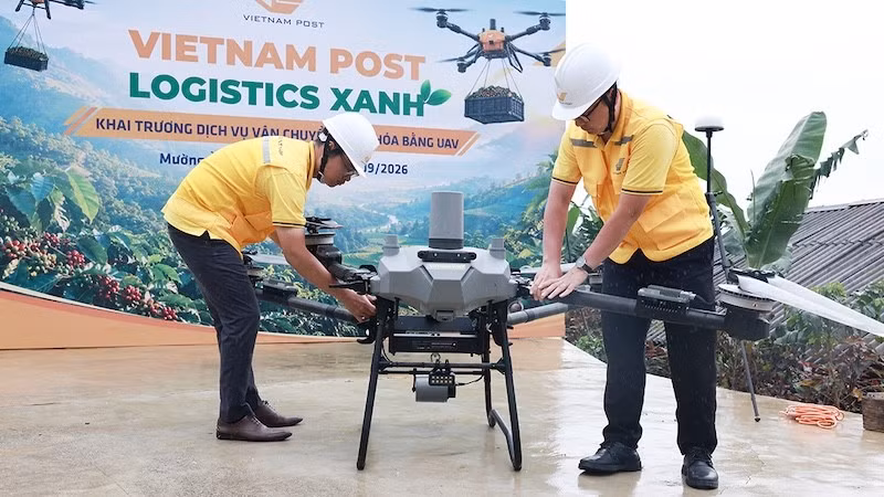 Nhân viên điều khiển UAV kiểm tra thiết bị để chuẩn bị vận hành. (Ảnh: Vietnam Post)