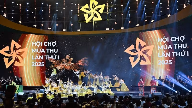 Tiết mục nghệ thuật đánh trống khai hội Hội chợ Mùa Thu 2025.