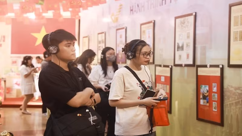 Các bạn trẻ tham gia trải nghiệm “Hành trình tự hào - Gửi cả niềm tin”.