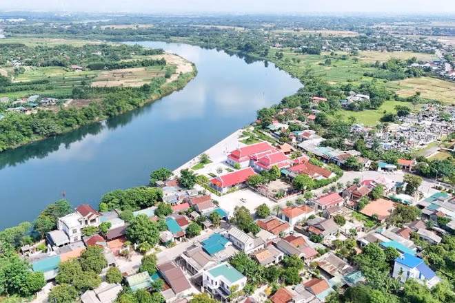 Khu lưu niệm Tổng Bí thư Lê Duẩn ở thôn Hậu Kiên (cụm nhà mái màu đỏ) nhìn ra mặt sông Thạch Hãn xanh biếc.