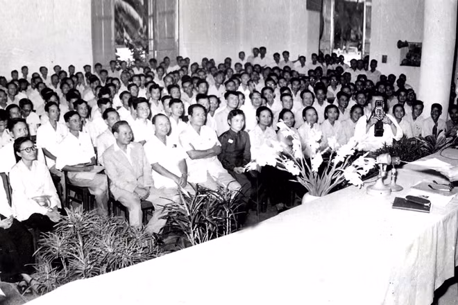 Chủ tịch Hồ Chí Minh với các nhà báo tại Đại hội III, Hội Nhà báo Việt Nam, năm 1962. Nguồn: Bảo tàng Báo chí Việt Nam