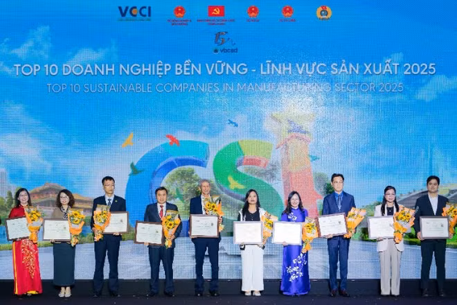 Đại diện Vinamilk (thứ 7 từ trái sang) nhận vinh danh tại Lễ công bố Doanh nghiệp Bền vững Việt Nam (CSI) 2025. (Ảnh: BTC)