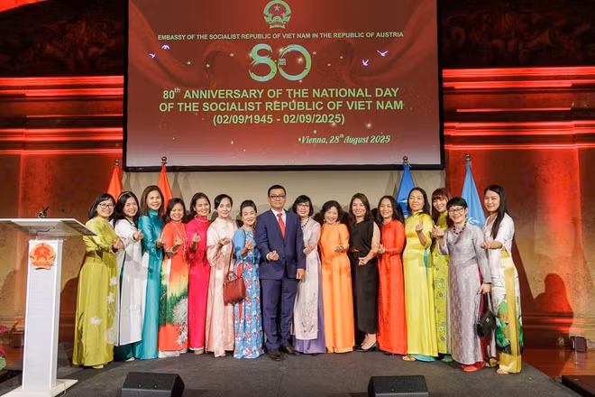 Đại sứ Việt Nam tại Áo Vũ Lê Thái Hoàng và các đại biểu tham dự lễ kỷ niệm 80 năm Quốc khánh.