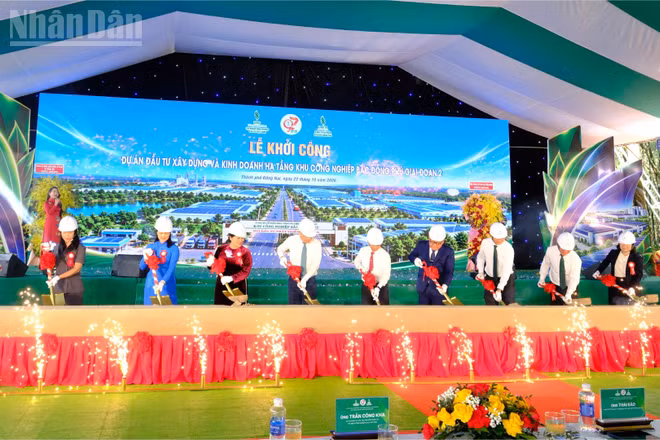 Các đại biểu thực hiện nghi thức xúc cát khởi công Dự án Khu công nghiệp Bắc Đồng Phú giai đoạn 2. (Ảnh: TS)