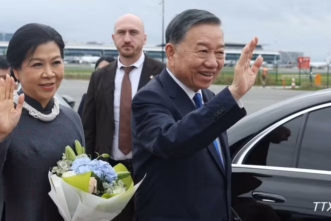 Tổng Bí thư, Chủ tịch nước Tô Lâm và Phu nhân Ngô Phương Ly đến Thủ đô Brussels, bắt đầu thăm chính thức EU và Bỉ. (Ảnh: Thống Nhất/TTXVN) 