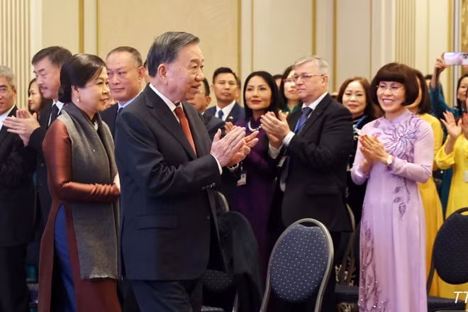 [Ảnh] Tổng Bí thư, Chủ tịch nước Tô Lâm và Phu nhân gặp đại diện cộng đồng người Việt Nam tại châu Âu