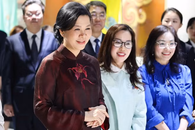 Bà Ngô Phương Ly - Phu nhân Tổng Bí thư, Chủ tịch nước Tô Lâm đến thăm Bảo tàng Âm nhạc dân tộc Quảng Tây. (Ảnh: TTXVN phát)
