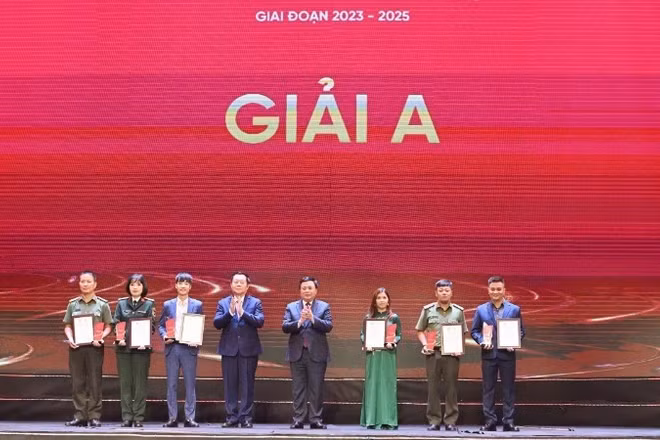 Các đồng chí Nguyễn Trọng Nghĩa và Nguyễn Xuân Thắng trao giải A cho các tác giả.