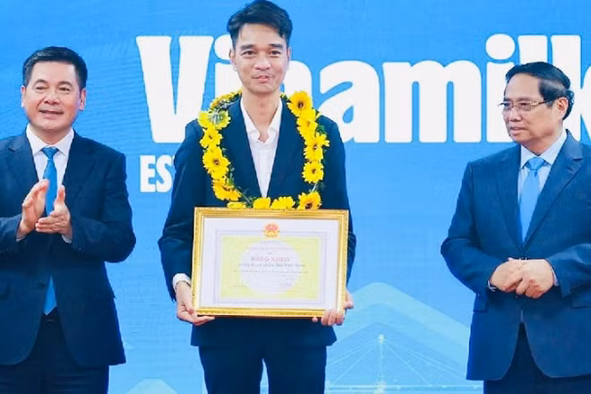 Ông Võ Trung Hiếu, Giám đốc Kinh doanh quốc tế Vinamilk vinh dự được Thủ tướng Phạm Minh Chính và Bộ trưởng Công thương Nguyễn Hồng Diên trao Bằng khen Doanh nghiệp xuất khẩu tiêu biểu. (Ảnh: Vi Nam)