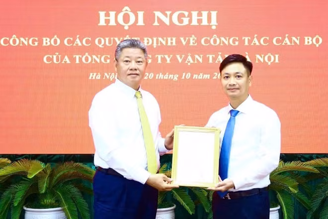 Phó Chủ tịch Ủy ban nhân dân thành phố Hà Nội Nguyễn Mạnh Quyền (bên trái) trao quyết định cho ông Đoàn Anh Ngọc.
