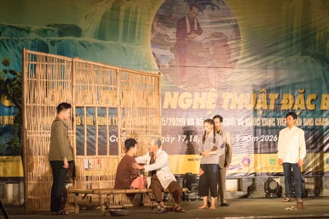 Điểm nhấn của chương trình là kịch ngắn “Chuyện nhà chị Tín” về Chủ tịch Hồ Chí Minh.