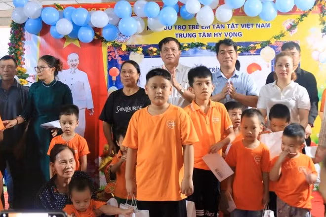 TS. Trần Doãn Tiến, Tổng Biên tập Tạp chí Sức khỏe trẻ em và ông Trần Trung Kiên, Chủ tịch UBND phường Chí Linh trao tặng quà Trung thu cho các cháu thiếu nhi tại Trung tâm Hy vọng.