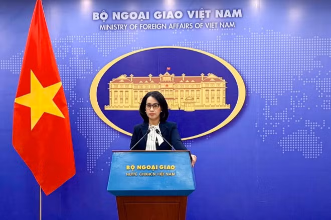 Người phát ngôn Bộ Ngoại giao trả lời câu hỏi của phóng viên tại buổi họp báo. 