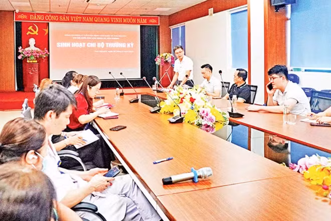 Một buổi sinh hoạt định kỳ của Chi bộ Khối Cận lâm sàng và Văn phòng thuộc Đảng bộ Công ty cổ phần Bệnh viện quốc tế Thái Nguyên. (Ảnh: THẾ BÌNH)