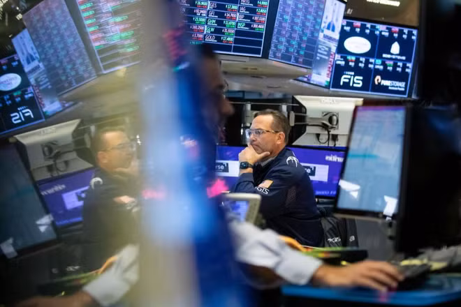Giao dịch viên làm việc trên sàn chứng khoán New York (NYSE) tại thành phố New York, Mỹ. (Ảnh: THX/TTXVN phát)