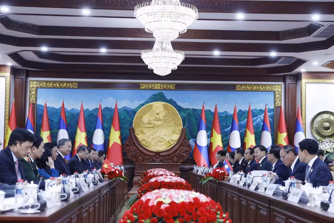 Tổng Bí thư Tô Lâm hội đàm với Tổng Bí thư, Chủ tịch nước Lào Thongloun Sisoulith. (Ảnh: Thống Nhất/TTXVN)
