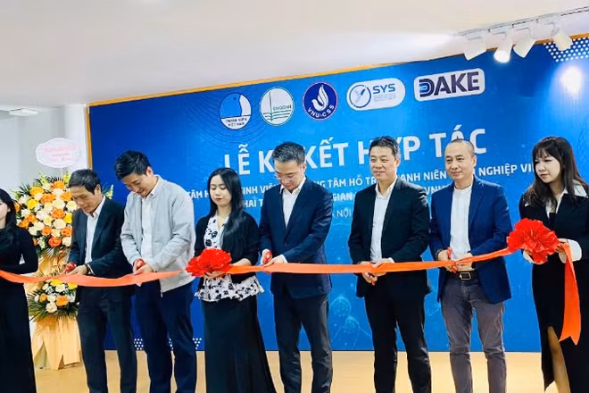 Các đại biểu cắt băng khai trương “Không gian sáng tạo trẻ” tại Đại học Quốc gia Hà Nội.