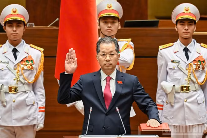 Chánh án Tòa án nhân dân tối cao Nguyễn Văn Quảng tuyên thệ nhậm chức. (Ảnh: DUY LINH)