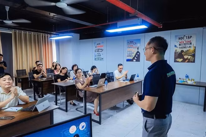 Tập huấn “Ứng dụng AI vào soạn giáo án, tạo slide bài giảng và đổi mới sáng tạo trong dạy và học” tại Khoa Du lịch, Trường đại học Văn hóa Hà Nội.