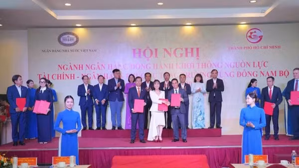 Lễ trao thỏa thuận hợp tác/hợp đồng tín dụng giữa các ngân hàng và doanh nghiệp trên địa bàn vùng Đông Nam Bộ. (Ảnh: NHNN)