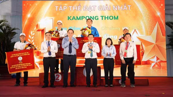 Ban tổ chức trao giải nhất đồng đội Hội thi Bàn tay vàng thu hoạch mủ cao-su Công ty cổ phần Cao-su Phước Hòa. (Ảnh: A.T)