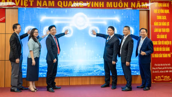 Các đại biểu thực hiện nghi thức ra mắt nền tảng triển lãm số Expo Platform. (Ảnh: Ban tổ chức)