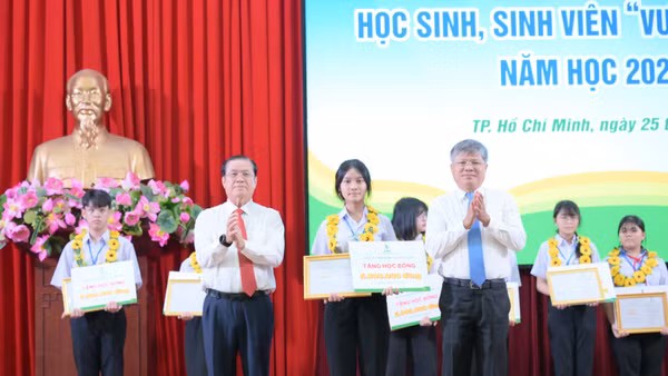 Lãnh đạo VRG trao học bổng cho con công nhân, lao động “Vượt khó-Học giỏi” năm học 2025-2026. (Ảnh: Đào Phong)