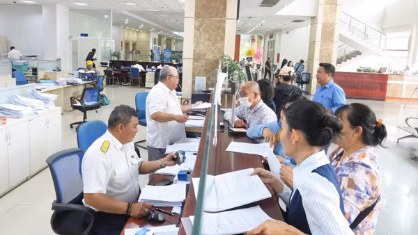 Hướng dẫn người nộp thuế làm thủ tục kê khai tại Thuế Thành phố Hồ Chí Minh. (Ảnh: CTV)