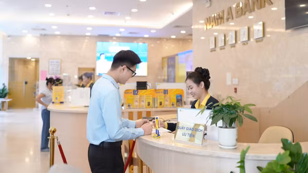 Khách hàng giao dịch tại Ngân hàng Thương mại cổ phần Nam Á (Nam A Bank). (Ảnh: CTV)