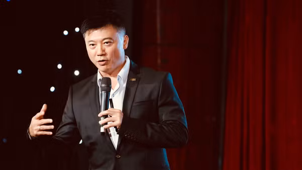Phó Tổng Giám đốc ACB Nguyễn Khắc Nguyện, chia sẻ kinh nghiệm tại hội thảo “Xây dựng doanh nghiệp học tập trong thành phố học tập”. (Ảnh: ACB)