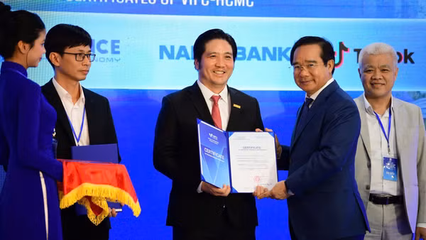 Ông Nguyễn Văn Được, Ủy viên Trung ương Đảng, Phó Bí thư Thành ủy, Chủ tịch Ủy ban nhân dân Thành phố Hồ Chí Minh - Phó Chủ tịch Hội đồng điều hành VIFC-HCMC trao Chứng nhận Thành viên chiến lược cho đại diện Nam A Bank - ông Trần Khải Hoàn, Thành viên Hội đồng quản trị -Tổng Giám đốc Nam A Bank. (Ảnh: NAB)