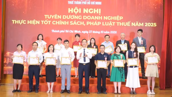 Thuế Thành phố Hồ Chí Minh vinh danh các doanh nghiệp đang hoạt động trên địa bàn thành phố đã chấp hành tốt chính sách, pháp luật thuế năm 2025. (Ảnh: A.T)