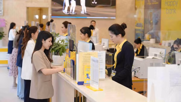 Khách hàng giao dịch tại Nam A Bank.