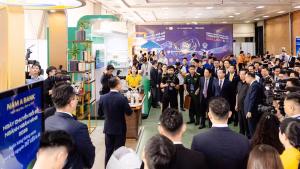 Ông Phạm Đức Ấn - Thống đốc Ngân hàng Nhà nước, tham quan gian trưng bày công nghệ Nam A Bank.