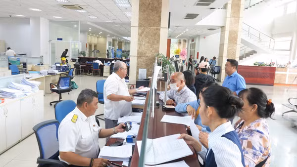 Làm thủ tục kê khai thuế tại Thuế Thành phố Hồ Chí Minh. (Ảnh: CTV)