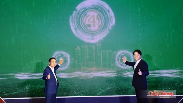 Ông Trần Văn Chín, Chủ tịch Arobid.com và ông Kim Joung Tae CEO CHUNGYONG23 Corp, thực hiện nghi thức ra mắt trung tâm số CHUNGYONG23-Powered by Arobid.com. (Ảnh: A.T)