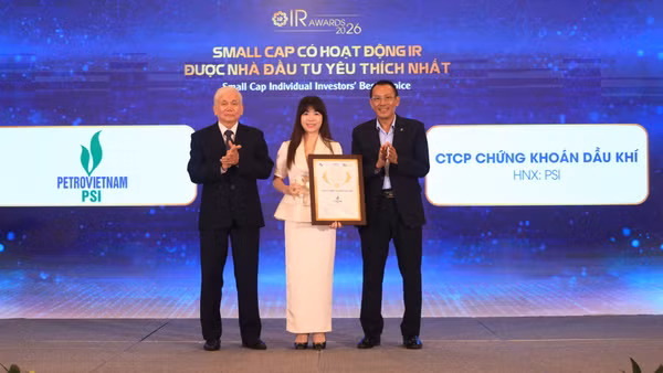 Trao chứng nhận cho doanh nghiệp nhóm Tài chính Vốn hóa lớn có hoạt động IR được Định chế Tài chính đánh giá cao nhất. (Ảnh: BTC)